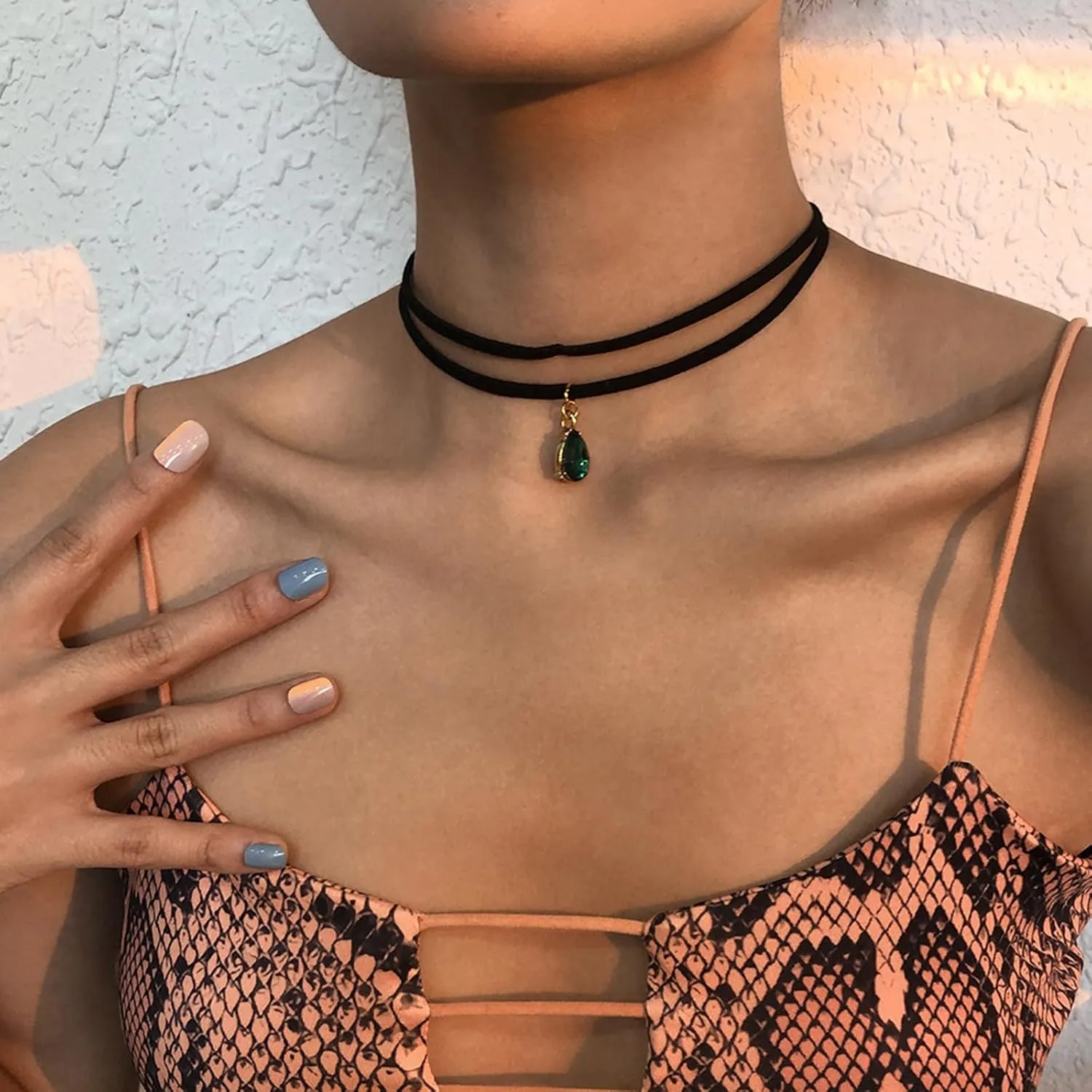 Boho Layered Velvet Choker Necklace Teardrop Emerald Pendant Necklace Black Suede Necklace Gothic Black Collar Necklace Chain Jewelry for Women