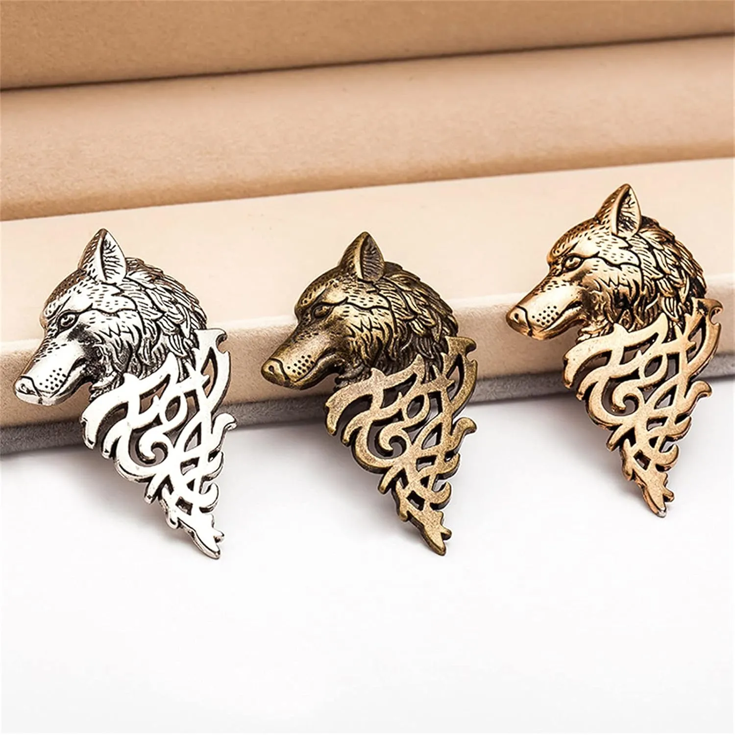 coadipress Vintage Bohemian Wolf Pin Brooch Fashion Animal Dire Wolf Head Coyote Antique Retro Lapel Brooches Badge Men's Suits Buckle Neckwear Accessories