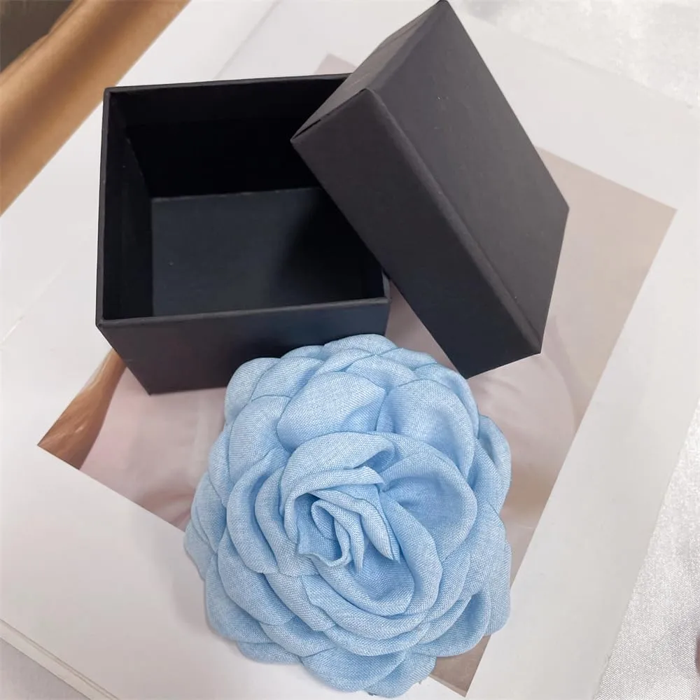 Dainty Fabric Peony Flower Brooches Pin Delicate Camellia Flower Brooch Classic for Women Wedding Party Dance Banquet Elegant Lapel Pins Dress Suit Ceremony Clothes Accessories Jewelry Gifts 100mm