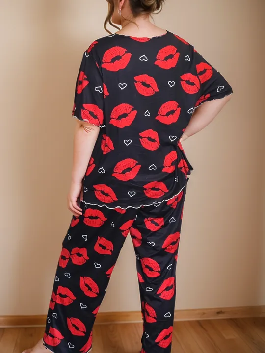 Women's Black Knitted Pajama Set with Lip Print Soft. طقم بيجامة نسائية سوداء محبوكة بطبعة شفاه، ملابس مريحة