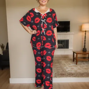Women's Black Knitted Pajama Set with Lip Print Soft. طقم بيجامة نسائية سوداء محبوكة بطبعة شفاه، ملابس مريحة