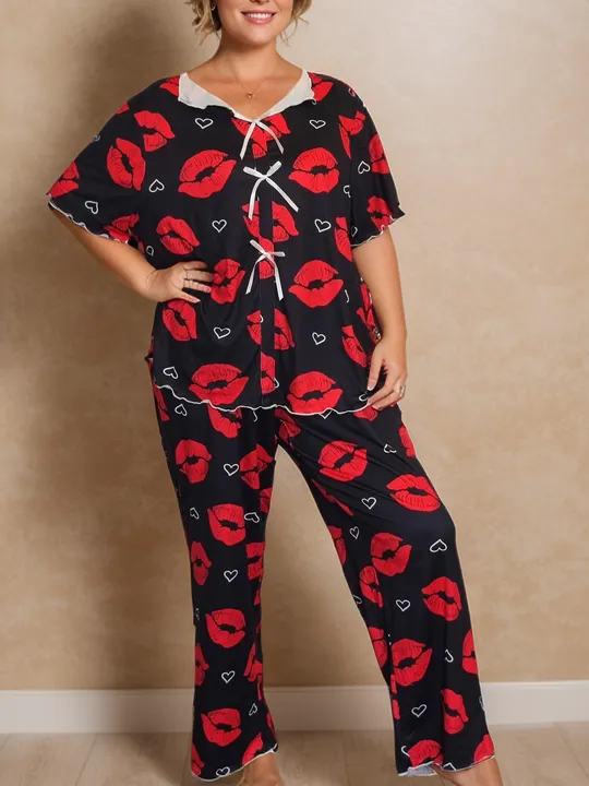 Women's Black Knitted Pajama Set with Lip Print Soft. طقم بيجامة نسائية سوداء محبوكة بطبعة شفاه، ملابس مريحة