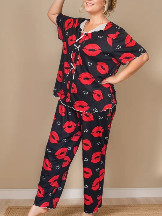Women's Black Knitted Pajama Set with Lip Print Soft. طقم بيجامة نسائية سوداء محبوكة بطبعة شفاه، ملابس مريحة