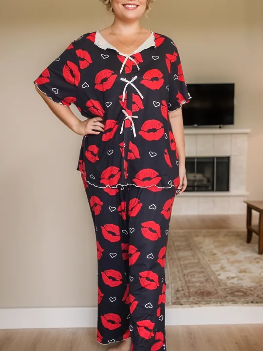 Women's Black Knitted Pajama Set with Lip Print Soft. طقم بيجامة نسائية سوداء محبوكة بطبعة شفاه، ملابس مريحة